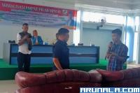 Anggota DPD/MPR RI asal Sumbar, Alirman Sori dialog dengan seorang peserta yang ikut dalam sosialisasi Empat Pilar MPR RI yang diadakan bersama KNPI Sumbar, di Padang, Senin (8/8). (Foto : Arzil)