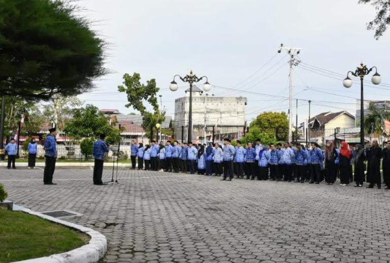 Sekretaris DPRD Sumbar, Raflis saat memimpin upacara bendera peringati HUT RI ke-77 di halaman kantor DPRD Sumbar, Rabu (17/8). (Dok : Istimewa)