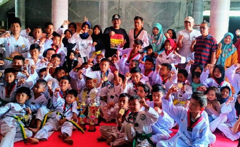Wawako Mardison Mahyuddin bersama para atlet Taekwondo dari Dojang JTC seusai peringkat juara umum II di kejuaraan Taekwondo Bupati Pesisir Selatan (Pessel) Cup ll, kemarin. (Dok : Istimewa)