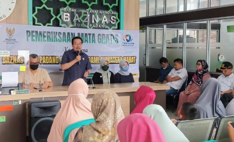 Ketua Baznas Kota Padang, Mufti Syarfie, beri arahan kepada masyarakat yang akan ikuti pemeriksaan mata gratis, Sabtu (27/8). (Dok : Istimewa)