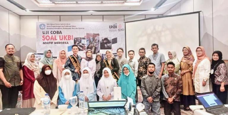 Para peserta seusai mengikuti kegiatan uji soal UKBI Balai Bahasa Sumbar, di Hotel Santika Premier Padang, Jumat (12/8). (Dok : Istimewa)