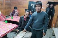 Petugas polisi dari Satreskrim Polres Solsel mendapatkan barang bukti sejumlah uang dari aksi judi Ceki yang diamankan, Sabtu malam (13/8). (Dok : Istimewa)