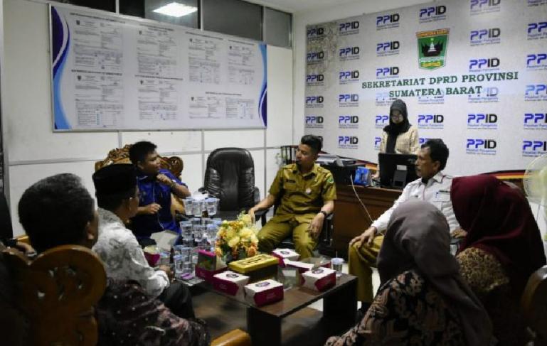 Kasubag Humas DPRD Sumbar Dahrul Idris menerima kunjungan BK DPRD Mesuji, Selasa (23/8). (Dok: Istimewa)