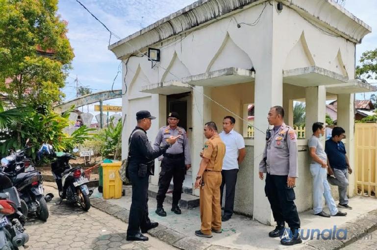 Personel Polisi berjaga di salah satu SMA di Kota Padang guna antisipasi adanya kejadian tawuran yang menyerang sekolah, Senin (1/8). (Foto : Derizon)