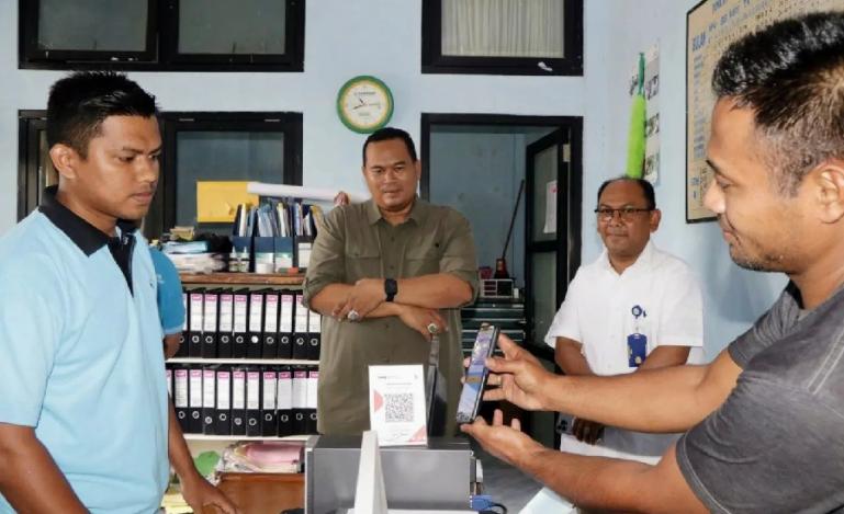 Sekko Pariaman, Yota Balad bersama Kepala Dishub, Afwandi menyaksikan pembayaran KIR ranmor yang dilakukan seorang warga dengan sistem online di Pariaman, Jumat (12/8). (Dok : Istimewa)