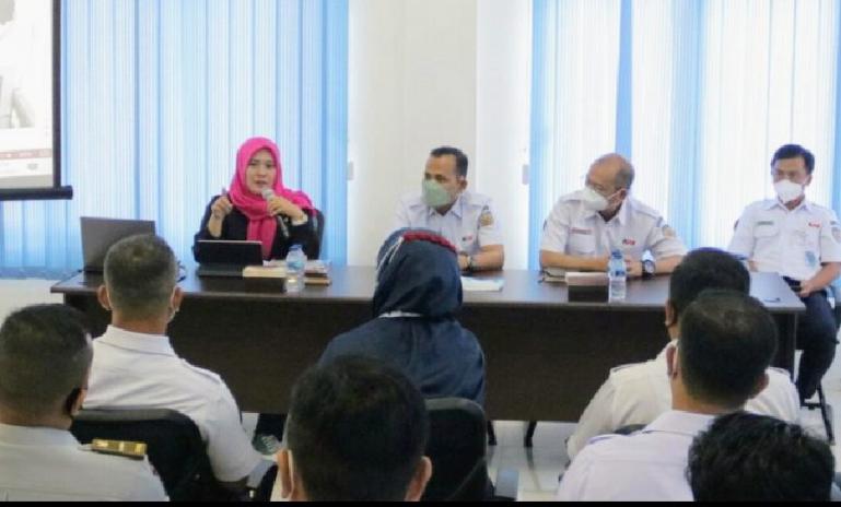 Komisioner KI Sumbar, Tanti Endang Lestari saat sosialisasikan KIP kepada jajaran Divre II PT KAI Sumbar, Rabu (3/8). (Dok : Istimewa)