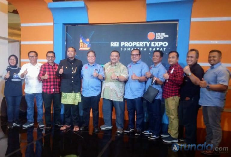 Wagub Sumbar Audy Joinaldy, Plt Sekjen DPP REI Hari Gani, Ketua DPD REI Sumbar H Ardinal beserta pengurus dan perbankan saat pembukaan REI Property Expo 2022 di Transmart Padang, Rabu (17/8). (Foto : Fajril)