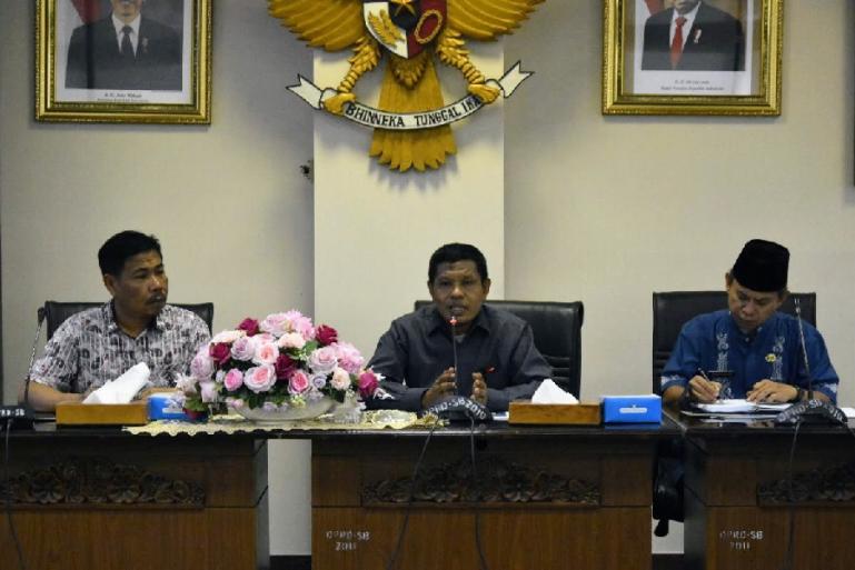 Anggota Bapemperda DPRD Bengkulu, Risman Sipayung saat menyampaikan tujuan kunjungan rombongan mereka didi DPRD Sumbar, Jumat (12/8). (Dok : Istimewa)