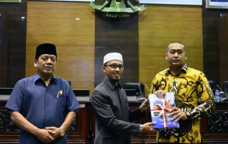 Wakil Ketua DPRD Sumbar, Irsyad Syafar serahkan dokumen hasil reses para anggota DPRD Sumbar kepada Wagub Audy Joinaldy, Jumat (26/8). (Dok : Istimewa)