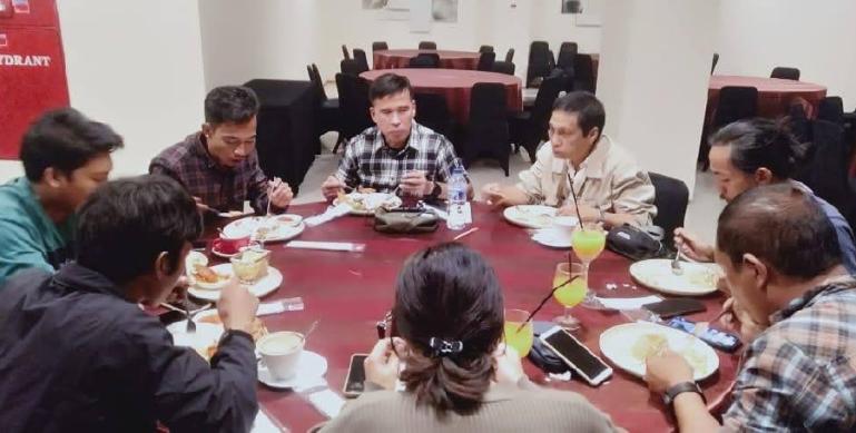 Anggota DPD RI, Alirman Sori saat menerima dua perwakilan dari Mentawai menyangkut UU 17/2022 tentang Provinsi Sumatera Barat, di Padang, Jumat (12/8). (Dok : Istimewa)