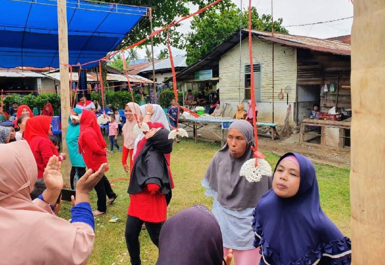 Para ibu-ibu antusias ikuti lomba makan kerupuk yang diadakan Ikatan Pemuda Kabun (IPEKAB) Jalan Tunggang, Kuranji Padang, Minggu (21/8). (Dok : Istimewa)
