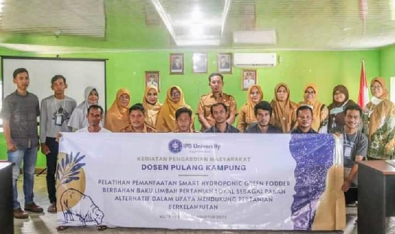 Para dosen IPB University berikan pembinaan membuat pakan ternak pada masyarakat Desa Pauh Timur, Kota Pariaman, Senin (22/8) kemarin. (Dok : Istimewa)