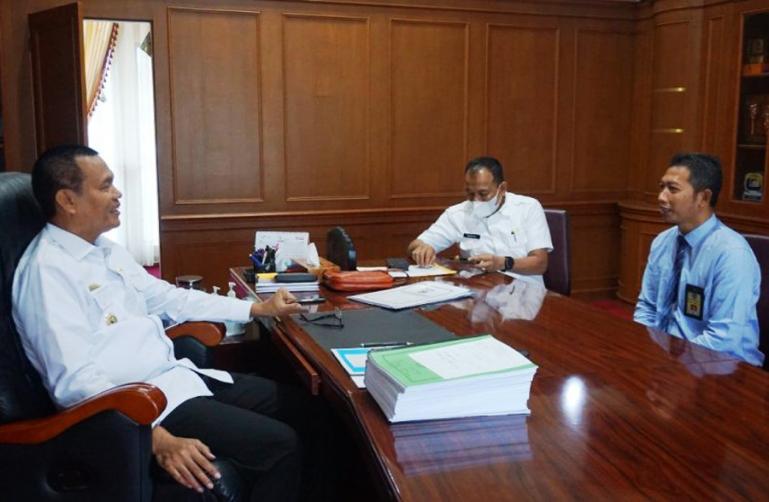 Wali Kota Pariaman Genius Umar diskusi bersama Kepala Kantor Pelayanan, Penyuluhan dan Konsultasi Perpajakan Pariaman yang baru, Dwi Antoro Setyawan, Rabu (3/8). (Dok : Istimewa)