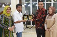 Walikota Jambi, Syarif Fasha bersama istri disambut Wako Genius Umar di rumah dinasnya, Minggu (7/8). (Dok : Istimewa)