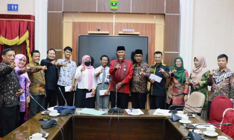 Gubernur Mahyeldi bersama guru dan siswa asal Sumbar yang dapat beasiswa luar negeri, Kamis (18/8). (Dok : Istimewa)