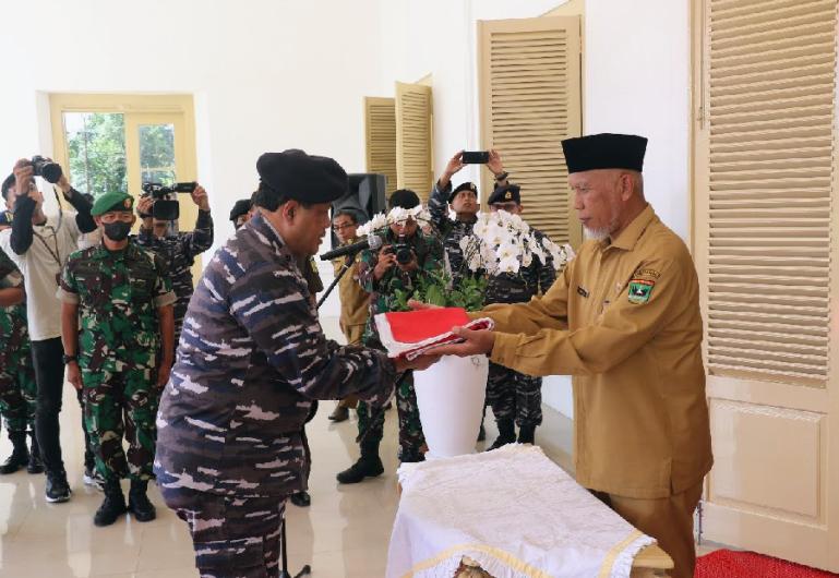 Gubernur Sumbar Mahyeldi serahan Bendera Merah Putih kepada Komandan Lantamal II Padang, Laksamana Pertama Endra Sulistiyono, di halaman Istana Kompleks Gubernuran Sumbar, Senin sore (15/8). (Dok : Istimewa)