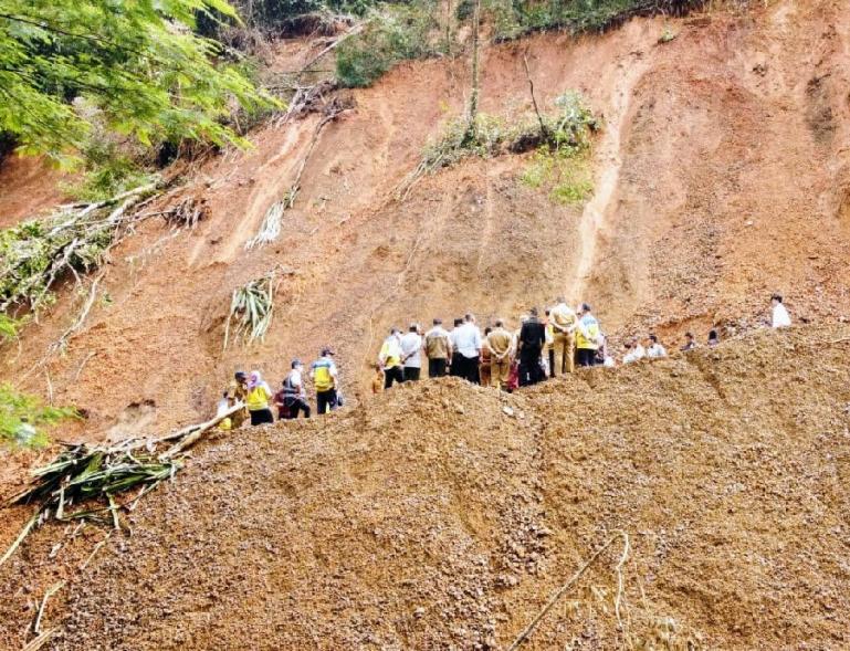 Tampak Gubernur Sumbar Mahyeldi bersama sejumlah OPD terkait meninjau titik longsor yang terjadi di Sitinjau Lauik, Selasa siang (30/8). (Dok : Istimewa)