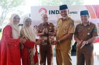 Gubernur Sumbar Mahyeldi, melepas secara resmi ekspor satu ton bumbu randang dan kalio buatan Ikaboga Kota Padang ke Norwegia, di halaman kantor gubernur, Senin (29/8). (Dok : Istimewa)