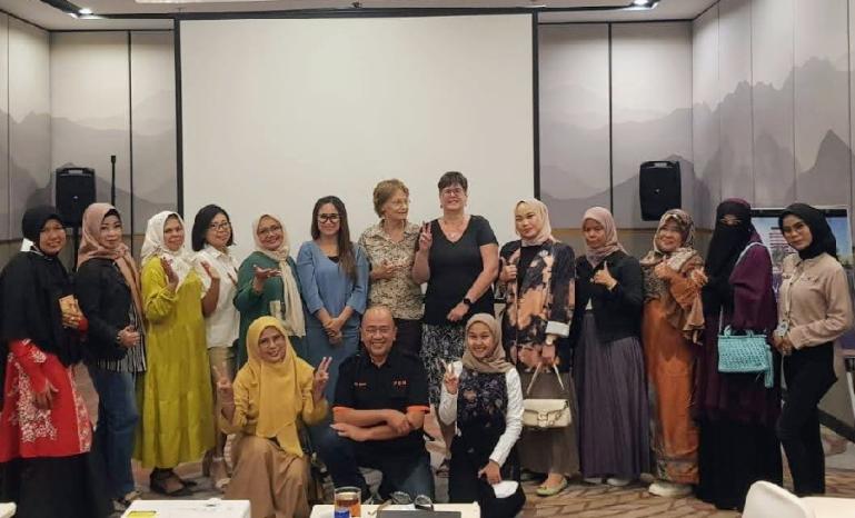 Pengurus dan anggota IWAPI Kota Padang bersama perwakilan PUM Netherland. (Dok : Istimewa)