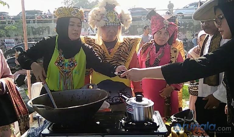 Kepala Dinas Koperasi, UKM Dan Perindustrian Kota Samarinda, Ibnu Araby saat mencicipi Randang, kuliner khas ranah minang saat berada di Kota Padang, Selasa (9/8). (Foto : Derizon)