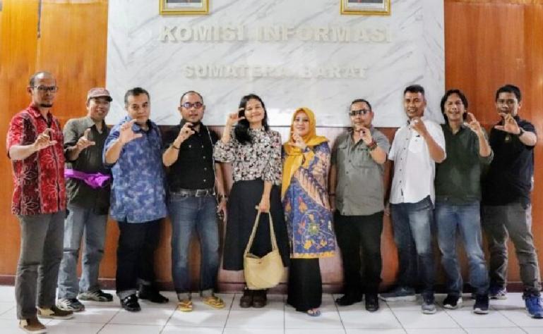 Ketua dan anggota KI Sumbar bersama para juri yang akan menilai hasil karya para jurnalis pada lomba tulis dan blog KIP Sumbar 2022, Senin (1/8). (Dok : Istimewa)