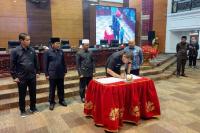 Wakil Gubernur Sumbar, Audy Joinaldy tandatangani berita acara persetujuan KUA-PPAS 2023 di DPRD Sumbar, Kamis (11/8). (Dok : Istimewa)