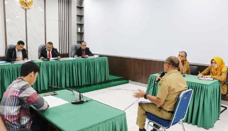 Majelis komisioner KI Sumbar mendengarkan keterangan salah seorang saksi dari salah satu OPD di Sumbar, terkait persoalan yang disengketakan LBH Padang, Selasa (2/8). (Dok : Istimewa)