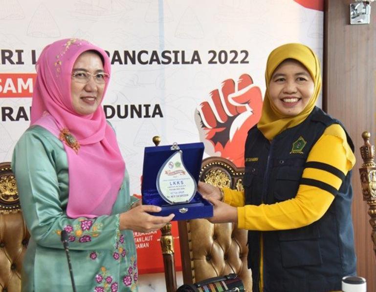 Ketua LKKS Kota Pariaman, Lucy Genius menerima kunjungan LKKS Kabupaten Limapuluh Kota di ruang rapat wali kota, Jumat (5/8). (Dok : Istimewa)