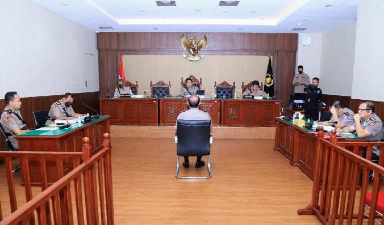 Mabes Polri menggelar sidang komisi kode etik profesi terhadap Kombes Edwin Hariandja, mantan Kapolres Bandara Soetta.Sidang diruang Divpropam Polri Gedung TNCC lantai 1 Mabes Polri, Selasa kemarin (30/8). (Dok : Istimewa)