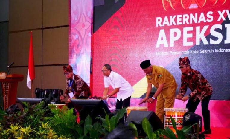 Menteri Perdagangan RI Zulkifli Hasan, Gubernur Sumbar Mahyeldi Ansharullah, Ketua Dewan Pengurus Apeksi Bima Arya, Wali Kota Padang Hendri Septa menabuh gendang pertanda dibuka Rakornas XV Apeksi di Hotel Truntum Padang, Senin (8/8). (Dok : Istimewa)