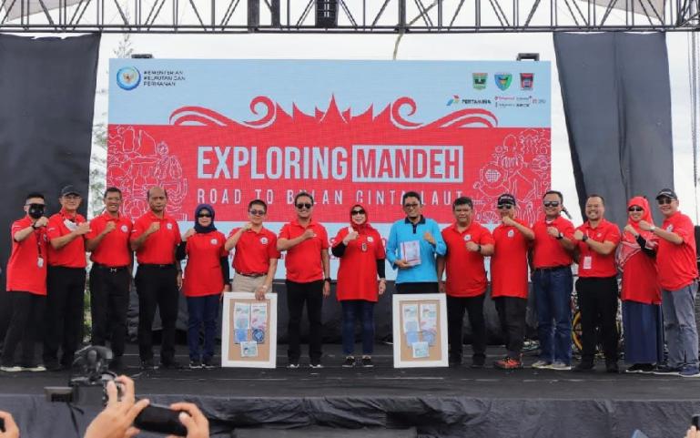 Menteri Kelautan dan Perikanan, Sakti Wahyu Trenggono menyerahkan hadiah pemenang turnamen Fotografi dan Videografi Bawah Air, Minggu (21/8). Turut dihadiri Kadis Kelautan dan Perikanan Sumbar, Desniarti. (Dok : Istimewa)