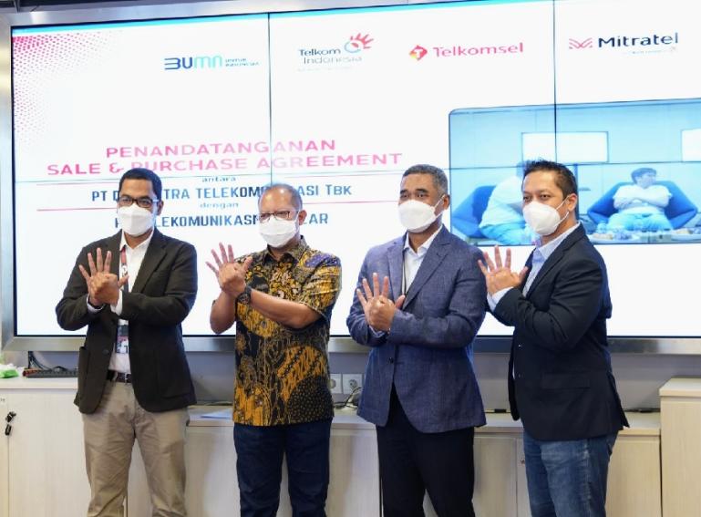 Direktur Keuangan dan Manajemen Risiko Telkomsel Muhamad Ramzy, Direktur Keuangan dan Manajemen Risiko Telkom Indonesia Heri Supriadi, Direktur Utama Mitratel Theodorus Ardi Hartoko, Direktur Sales Telkomsel Adiwinahyu Basuki Sigit dalam acara Penandatang
