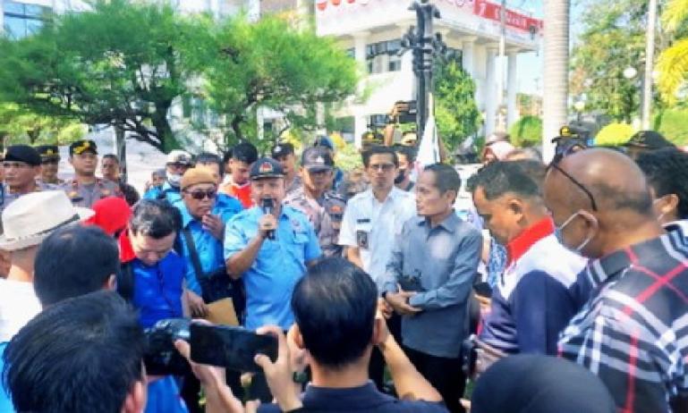 Ketua Komisi II DPRD Sumbar, Mochlasin didampingi Sekwan Raflis saat temui anggota DPD KPSI Sumbar yang demo di depan gedung DPRD Sumbar, Rabu (10/8). (Dok : Istimewa)