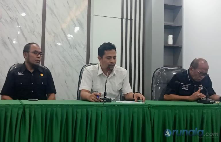 Ketua KI Sumbar, Nofal Wiska ketika menyampaikan hasil verifikasi monev KIP 2022 kepada wartawan di kantornya, Senin sore (29/8).