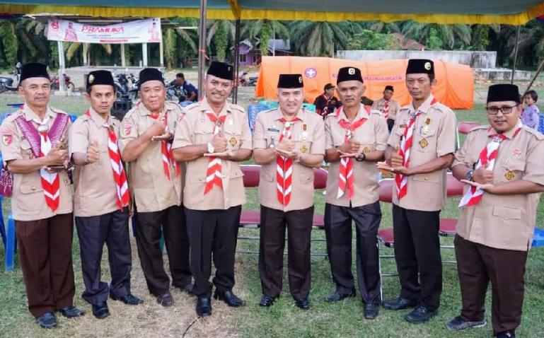 Ketua DPRD Kabupaten Dharmasraya Pariyanto saat menutup kemah bakti Pramuka Kwarcab 18 kabupaten itu di Timpeh, Minggu (14/8). (Dok : Istimewa)