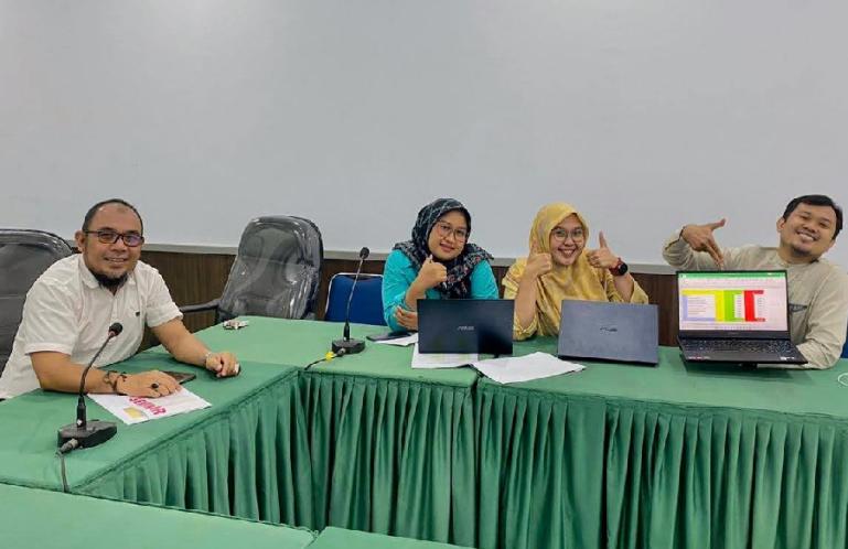 Ketua Pokja Monev KIP 2022 KI Sumbar, Arif Yumardi bersama tim saat memeriksa berkas isian laporan KIP badan publik di kantor KI Sumbar, Sabtu (6/8). (Dok : Istimewa)