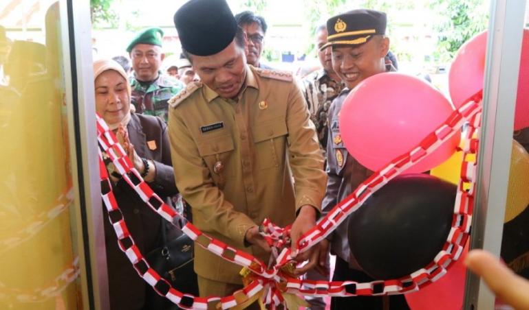 Wako Genius Umar saat gunting pita peresmian kantor baru Polsub Sektor Pariaman Utara, Senin (29/8). (Dok : Istimewa)