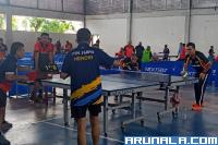 Ketua Umum Pengprov PTMSI Sumbar, Gustami Hidayat ikut jadi peserta turnamen tenis meja ganda usia 90 plus di Hall SMAN 1 Padang, Minggu (14/8). (Foto : Arzil)