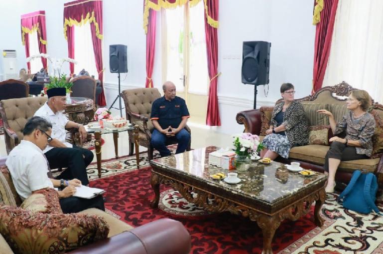 Gubernur Sumbar Mahyeldi saat menerima kunjungan Tim expert consultant UMKM dari Belanda, di Istana Gubernuran, Rabu (24/8). (Dok : Istimewa)