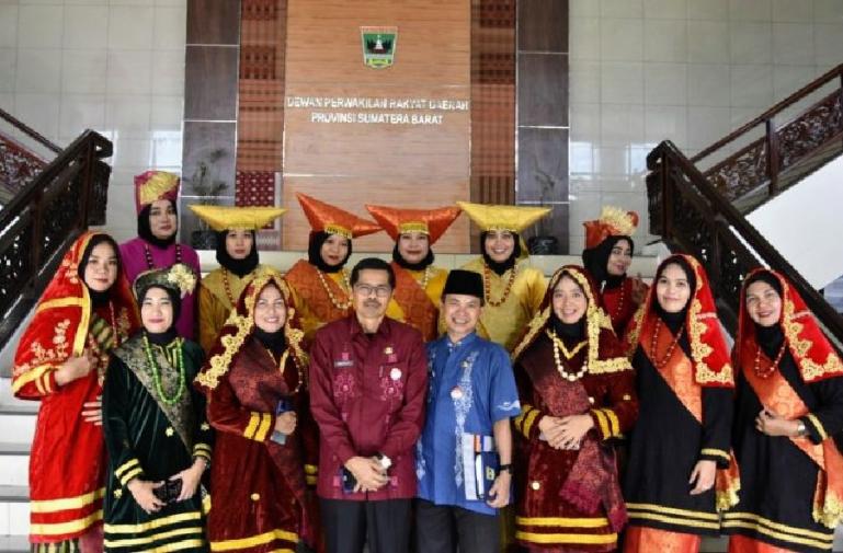 Sekretaris DPRD Sumbar Raflis bersama tim paduan suara Sekretariat DPRD Sumbar, Jumat (12/8). (Dok : Istimewa)