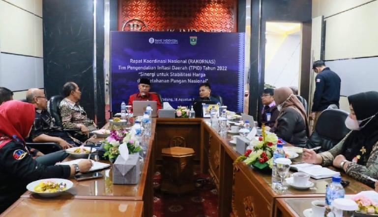 Gubernur Mahyeldi bersama BI Wilayah Sumbar dan sejumlah OPD ikuti rakornas virtual dengan Presiden Jokowi terkait inflasi, di Padang, Kamis (18/8). (Dok : Istimewa)