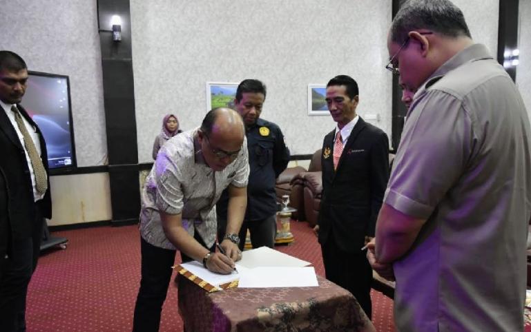 Ketua DPRD Sumbar, Supardi menandatangani SK kepengurusan Persani Sumbar yang baru seusai pelantikan, Minggu (14/8). (Dok : Istimewa)