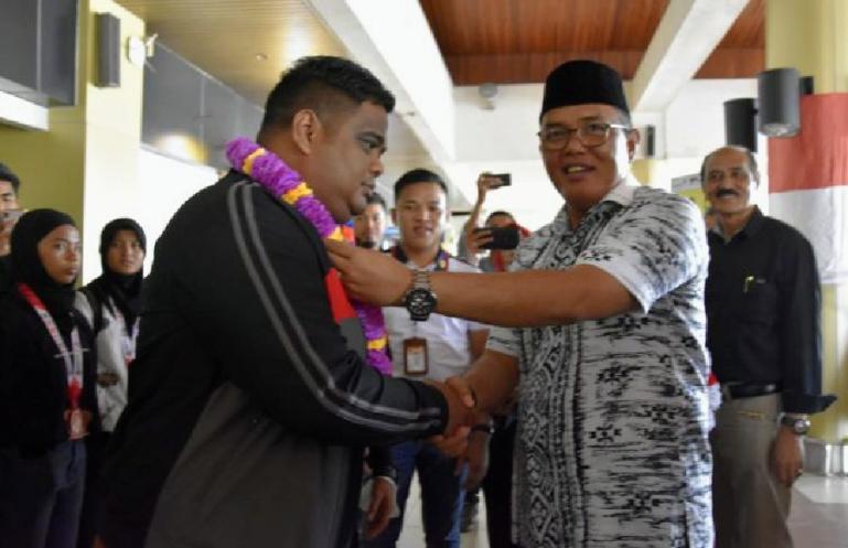 Ketua DPRD Sumbar, Supari saat sambut atlet silat Sumbar yang berlaga pada kejuaraan Pencak Silat internasional Indonesia Open Championship 2022 di BIM, Kamis (18/8). (Dok : Istimewa)