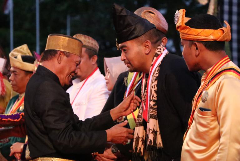 Wakil Gubernur Sumbar Audy Joinaldy dapat penghargaan adat dalam Festival Adat dan Budaya Nusantara yang diselenggarakan di Kabupaten Klungkung, Bali, Jumat (19/8). (Dok : Istimewa)