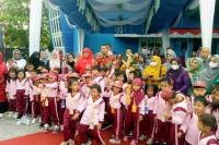 Wagub Sumbar Audy Joinaldy dan Kadis Kelautan dan Perikanan Sumbar Desniarti bersama Kepala, Guru, murid TK Pertiwi Kantor Gubernur serta orang tua murid. (Foto : Fajril)