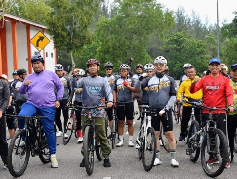 Wali Kota Pariaman, Genius Umar dan Wali Kota Jambi Syarif Fasha bersama rombongan Kota Jambi Cycling Club (Koja CC) saat bersepeda kelilingi destinasi wisata di Kota Pariaman, Minggu pagi (7/8). (Dok : Istimewa)