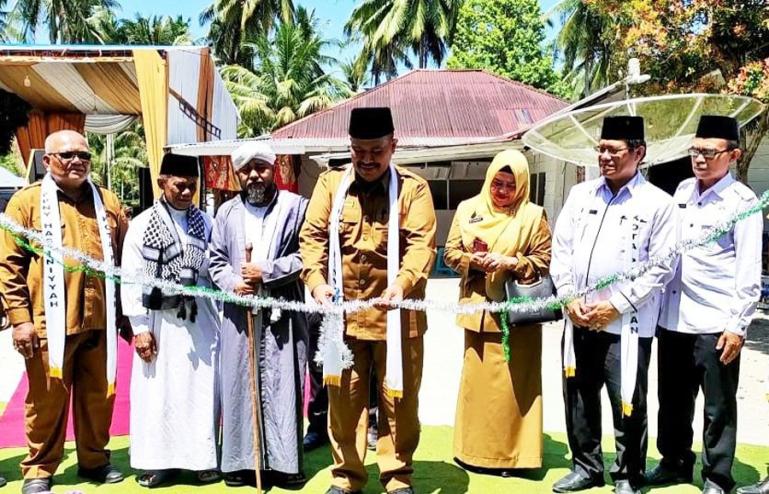 Wawako Mardison menggunting pita saat meresmikan Ponpes Nurul Yaqin Hasaniyyah Desa Punggung Lading, Kecamatan Pariaman Selatan, Senin (8/8). (Dok : Istimewa)