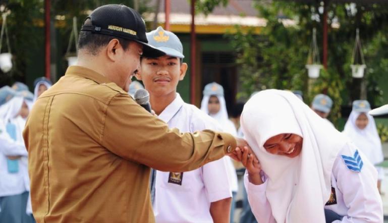 Wawako Mardison Mahyuddin bersama para siswa di SMA 4 Pariaman, Senin pagi (1/8). (Dok : Istimewa)