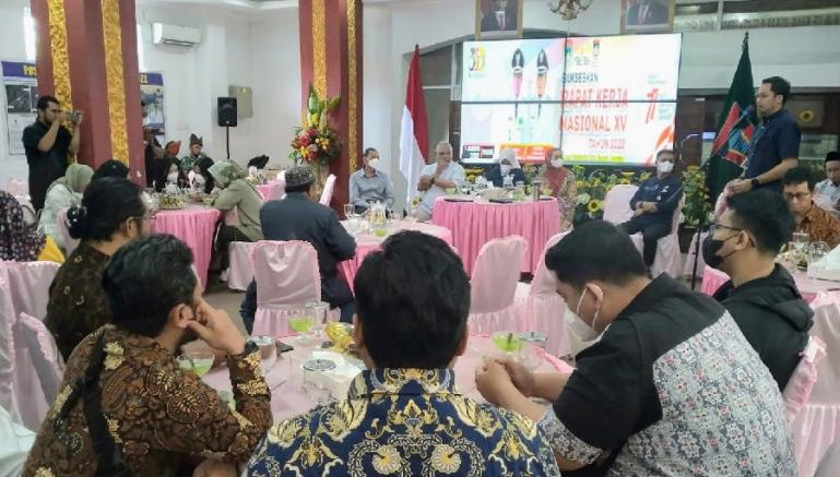 Anggota KIP Pusat, Yuliandre Darwis berikan paparannya dihadapan jajaran Pemko Padang, Jumat (5/8). (Dok : Istimewa)