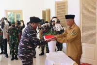 Gubernur Serahkan Bendera untuk Dikibarkan di Dasar Laut Mandeh